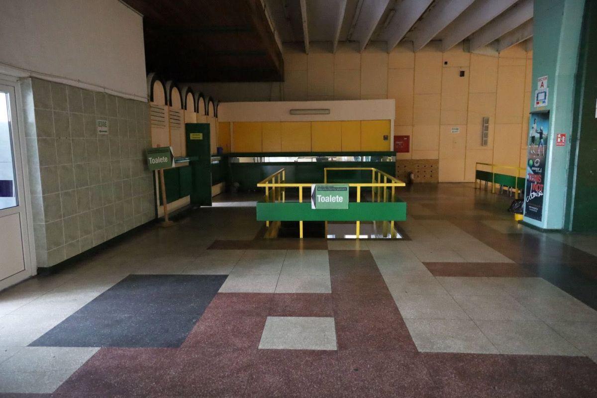 Au semnat! Cât îi costă să reabiliteze polivalenta invadată de purici