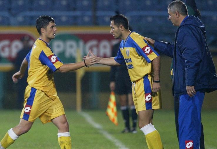 Ciprian Dumbravă, în dreapta, primind ultimele indicații de la Florin Marin înaintea unui meci al Petrolului / Sursă foto: Arhivă Gazeta Sporturilor