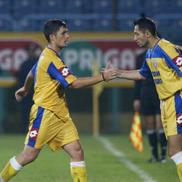 Ciprian Dumbravă, în dreapta, primind ultimele indicații de la Florin Marin înaintea unui meci al Petrolului / Sursă foto: Arhivă Gazeta Sporturilor