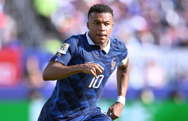 Kylian Mbappe l-a egalat pe Didier Deschamps