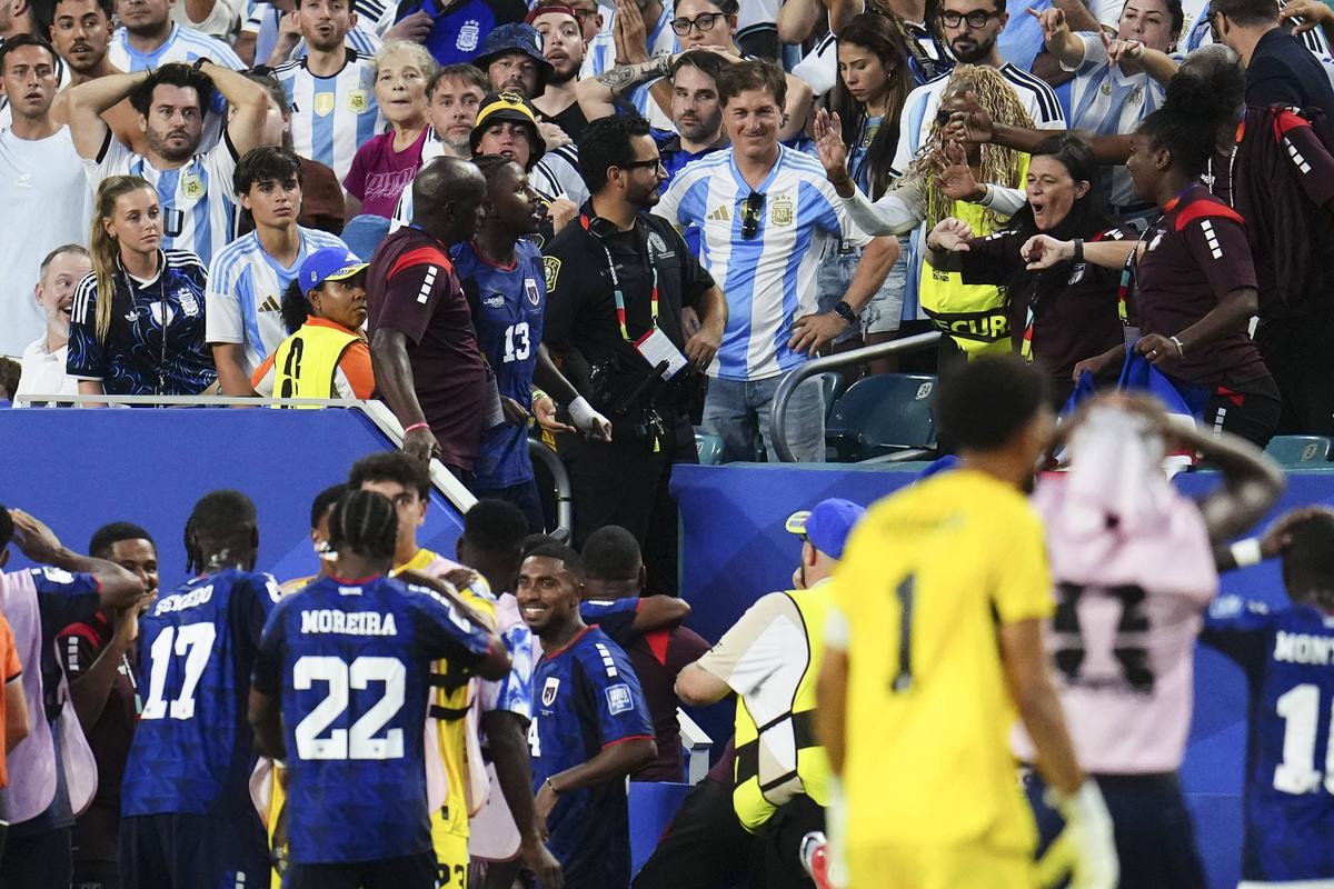 A marcat „cel mai nebun gol al Cupei Mondiale” și a sărit în tribune » Imagini cum nu s-au mai văzut
