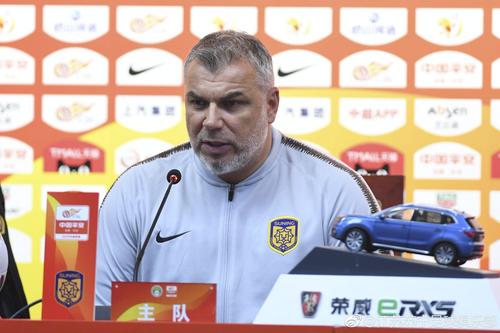 După 2-1 acasă cu Dalian Pro, în etapa a treia, Jiangsu Suning, echipa lui Olăroiu, e pe locul 2, depășită doar de campioana Guangzhou Evergrande.