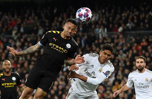 Jucătorii lui Real Madrid ajung joi la Manchester, zonă afectată de coronavirus. Închiși în camere, aproape singuri la stadion pentru antrenamentul oficial, fără conferințe. Nimeni nu se va apropia de ei.