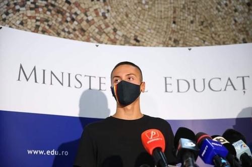 David Popovici (16 ani), cel mai tânăr membru al delegației României de la Jocurile Olimpice, a fost astăzi premiat de Sorin Cîmpeanu, ministrul Educației.