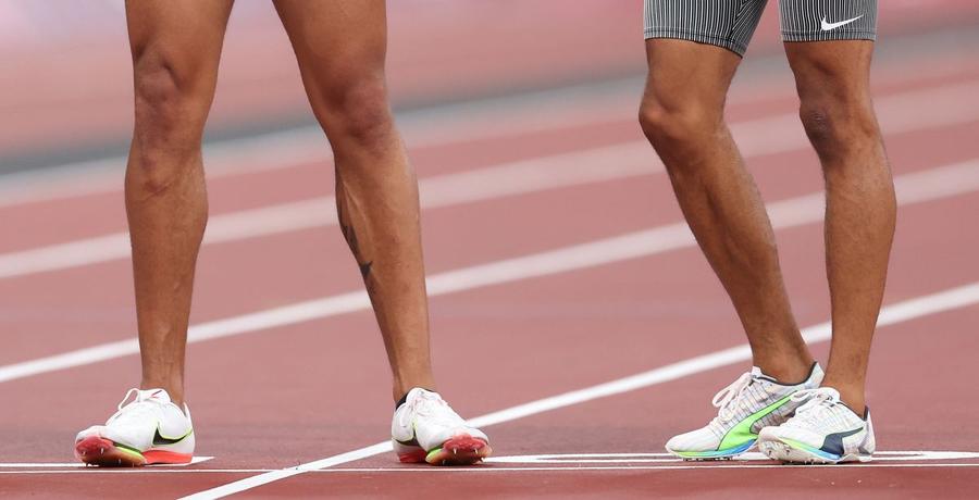 Adidașii lui Jacobs (stânga), în comparație cu cei ai canadianului Andre De Grasse, medaliat cu bronz la 100m Usain Bolt îl contestă pe noul campion olimpic la 100m: „E absurd ce-a făcut Jacobs la Tokyo!”