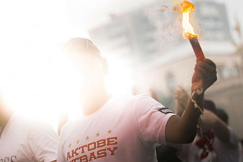 Suporterii lui Aktobe la meciul cu Torpedo Kutaisi / Sursă foto: instagram.com/fcaktobe_official/