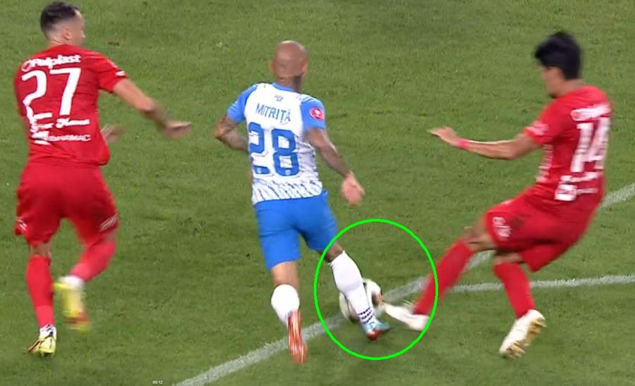 Fază complicată în Universitatea Craiova - Hermannstadt » Penalty dictat cu VAR după o analiză de 3 minute