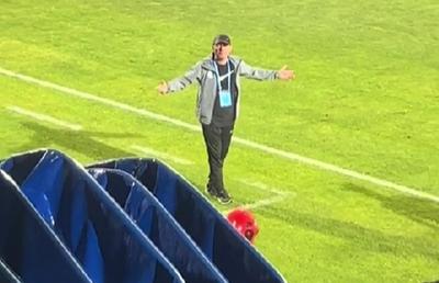 Au apărut imaginile cu răbufnirea șocantă a lui Gică Hagi » „Regele” a țipat către spectatori: „Plecați dracu' acasă! Aduceți bani! Zici că e Barcelona aici!”