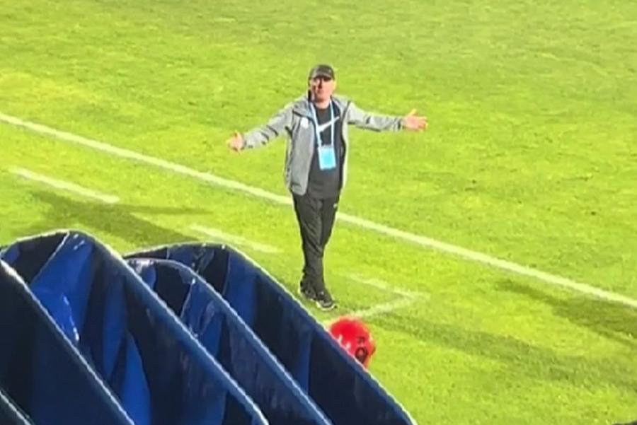 Gică Hagi (59 de ani) a avut o ieșire nervoasă la adresa suporterilor pe parcursul meciului câștigat de Farul împotriva celor de la Poli Iași, scor 2-0, în runda cu numărul #4 din Superliga. Chiar așa de răi sunt Hagi și Dorinel?