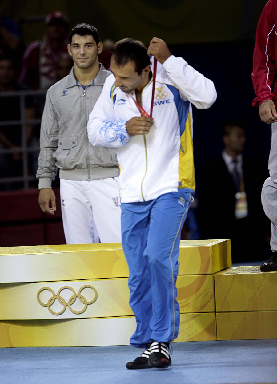 Ara Abrahamian și-a dat medalia de bronz jos de la gât și a lăsat-o pe podea / Foto: Imago Images Ce se întâmplă când un sportiv refuză medalia la Jocurile Olimpice » Două cazuri celebre în istorie