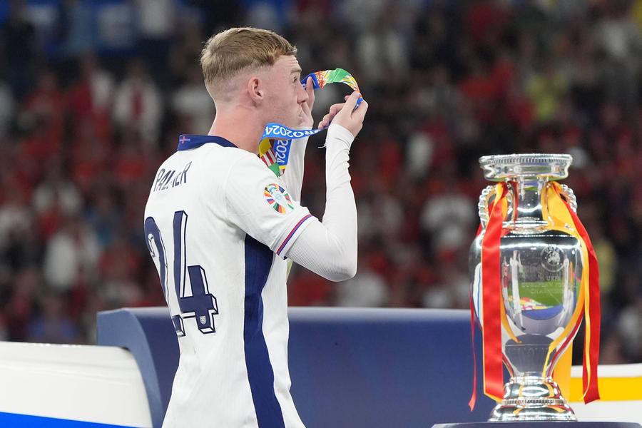 Cole Palmer și-a dat medalia de vicecampion jos după finala pierdută de Anglia în fața Spaniei, scor 1-2, la EURO 2024 / Foto: Imago Images Ce se întâmplă când un sportiv refuză medalia la Jocurile Olimpice » Două cazuri celebre în istorie