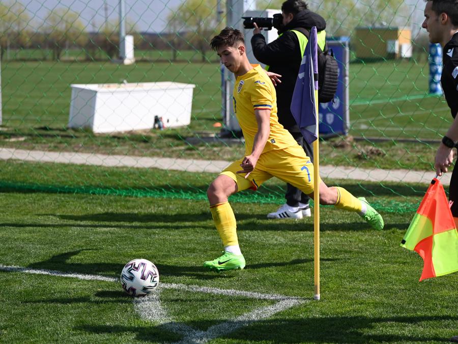 David Popa, jucând pentru naționala U17 a României Plecare de ultimă oră de la FCSB » Fotbalistul va continua în Superliga