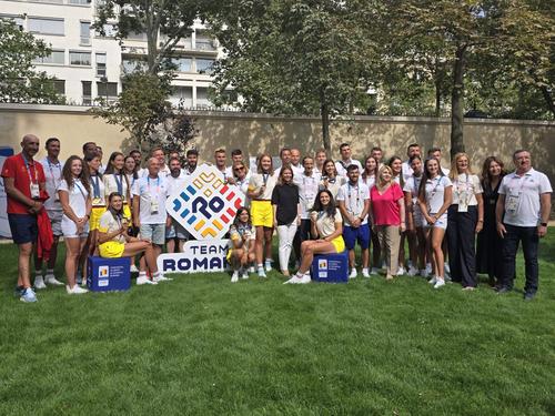 Canotorii și oficialii la Ambasada României din Paris Foto: Roxana Fleșeru