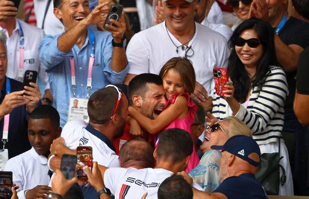Novak Djokovic, așa cum nu l-ai mai văzut niciodată! Imagini monumentale surprinse de GSP pe „Chatrier”: Nole a plâns în brațele fetiței de 6 ani