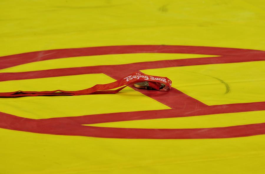 Medalia lăsată pe jos de către Ara Abrahamian / Foto: Imago Ce se întâmplă când un sportiv refuză medalia la Jocurile Olimpice » Două cazuri celebre în istorie