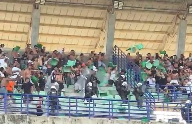 Fanii s-au bătut cu scaune, poliția a intervenit, meciul a fost suspendat
