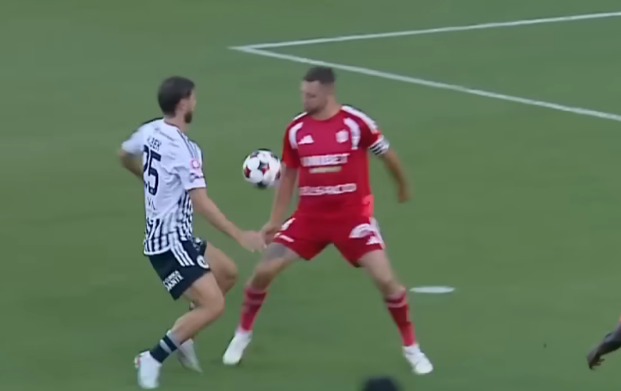 U Cluj a egalat-o din penalty pe FC Botoșani, un henț comis de Miron (foto) „Ioanițoaia la zi” » Directorul Gazetei îi taie elanul lui Becali: „Nu vine la FCSB”