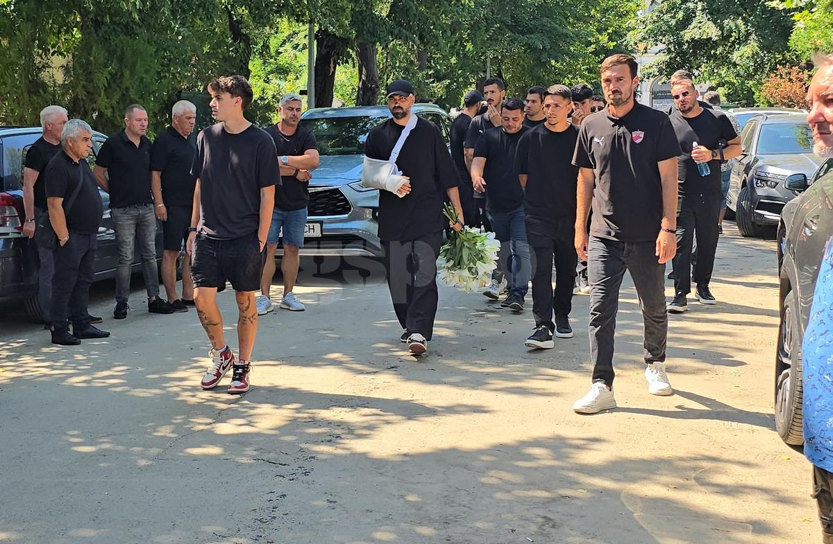 Adrian Ropotan, prima apariție după accidentul cu microbuzul lui Dinamo » A venit la înmormântarea fostului maseur