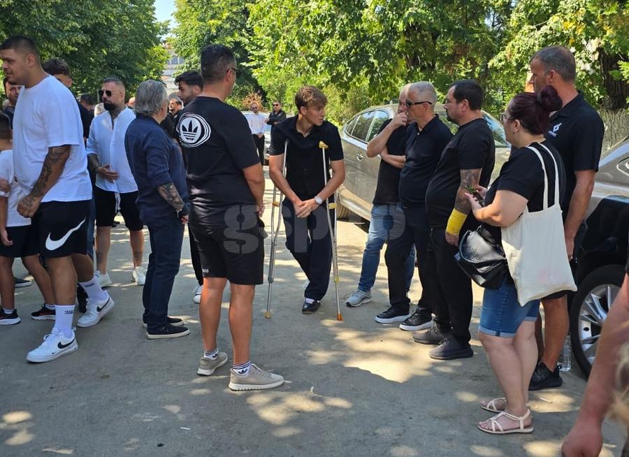 Răzvan Tarbu, de la Dinamo II, a venit în cârje la înmormântarea lui Constantin Covaciu // FOTO: Marius Mărgărit (GSP) Pe ei cum îi repari, Dinamo?!