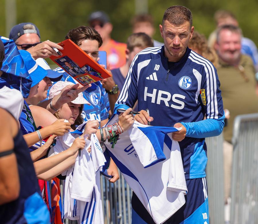 Edin Dzeko semnează autografe pentru fani / Foto: Bild Diletta Leotta a „perturbat” antrenamentul lui Schalke