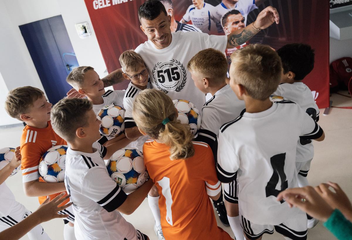 Dan Nistor, omagiat după egalarea recordului lui Dănciulescu! Superliga donează 515 mingi copiilor din România