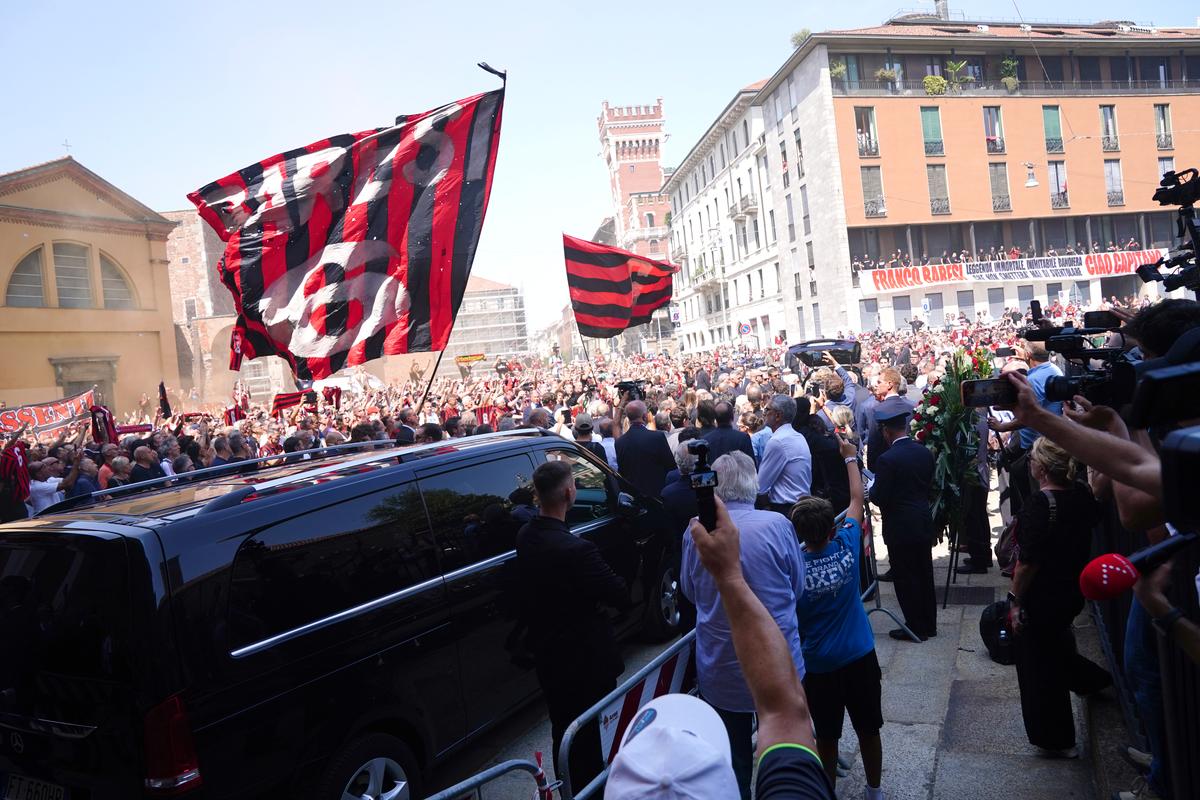 Imagini impresionante: Franco Baresi a fost înmormântat azi la Milano