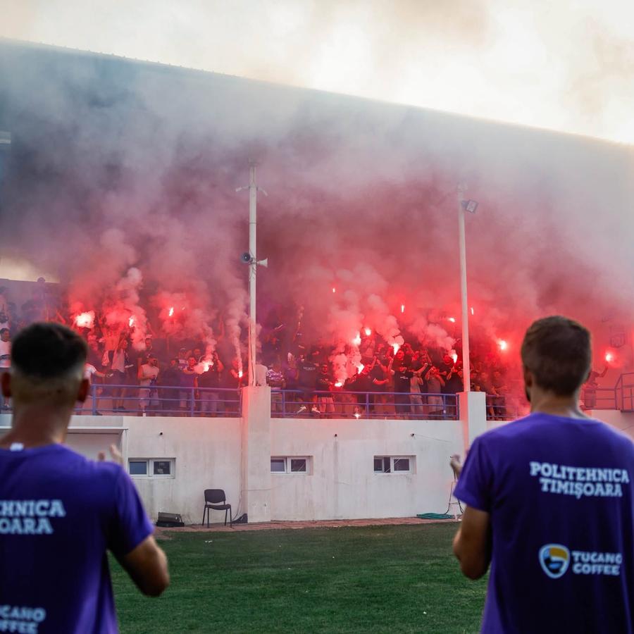Fanii lui Poli Timișoara au venit la antrenament // foto: facebook.com/politehnicatimisoara Supriză pentru jucătorii de la Poli Timișoara » Ce au făcut fanii înainte de debutul în Liga 2