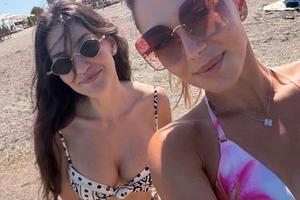 Și-a încărcat bateriile la Mamaia! Jaqueline Cristian, vacanță „ca fetele” după operația la genunchi