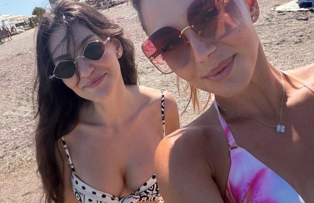 Și-a încărcat bateriile la Mamaia! Jaqueline Cristian, vacanță „ca fetele” după operația la genunchi