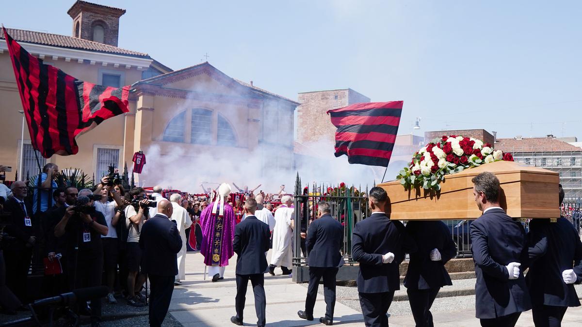 Imagini impresionante: Franco Baresi a fost înmormântat azi la Milano