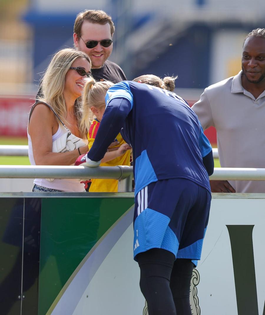 Lorius Karius își salută fiica sub privirile Dilettei Leotta / Foto: Bild Diletta Leotta a „perturbat” antrenamentul lui Schalke
