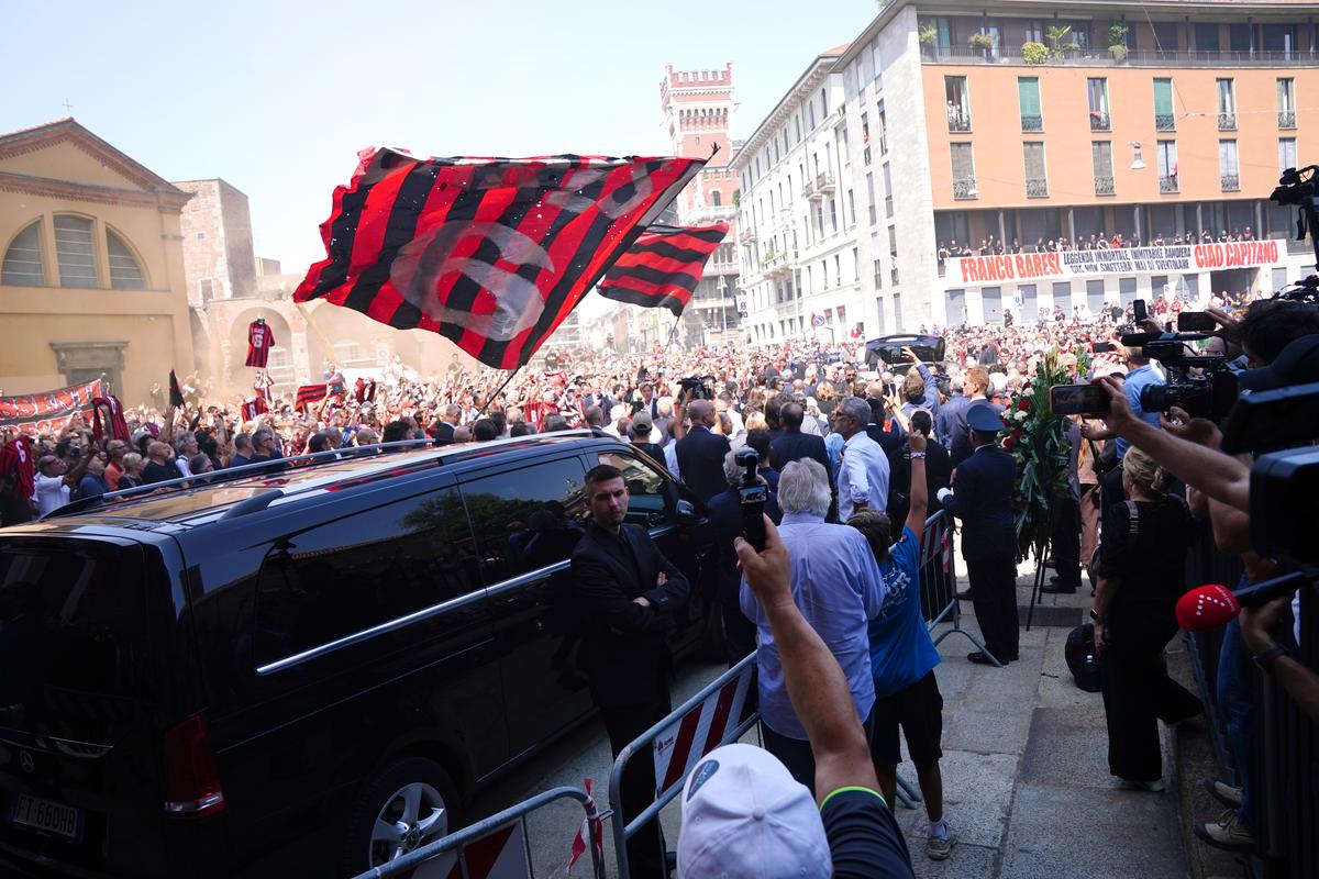 Imagini impresionante: Franco Baresi a fost înmormântat azi la Milano