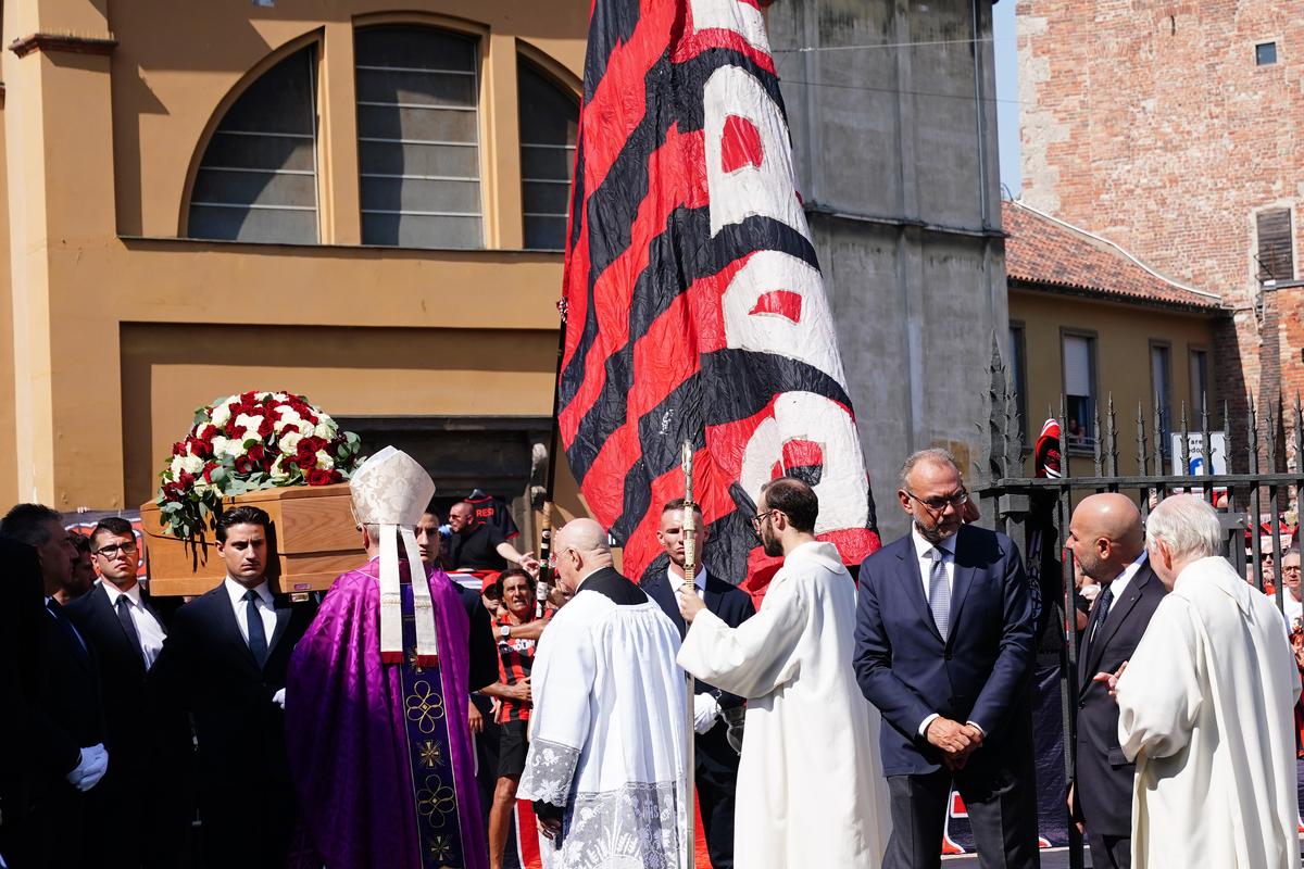 Imagini impresionante: Franco Baresi a fost înmormântat azi la Milano
