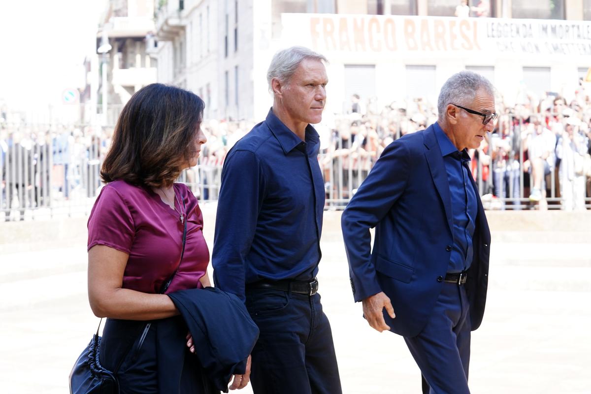 Giganții fotbalului, prezenți la înmormântarea lui Franco Baresi! Fețe nemaivăzute de microbiști de ceva vreme și-au făcut apariția