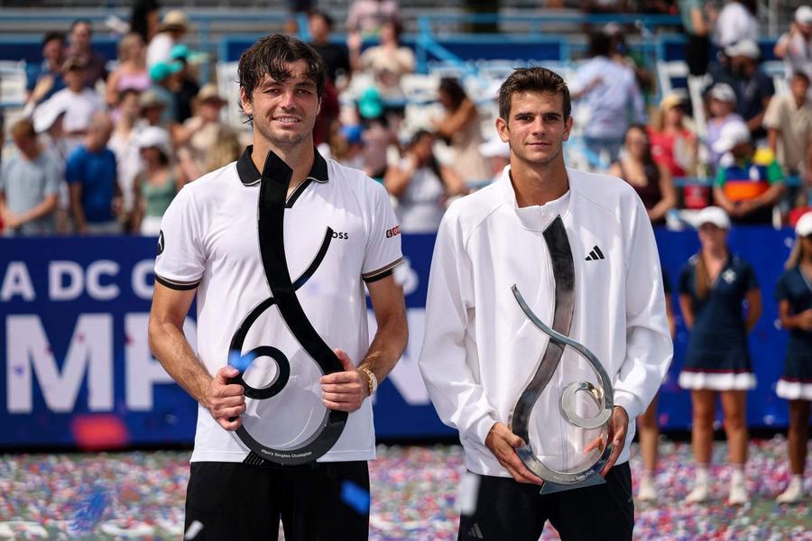 Taylor Fritz și Rafael Jodar cu trofeele de la Washington Foto: Mubadala Open Rafael Jodar, aflat în primul an de circuit profesionist, intră în lupta pentru prezența la ATP Finals
