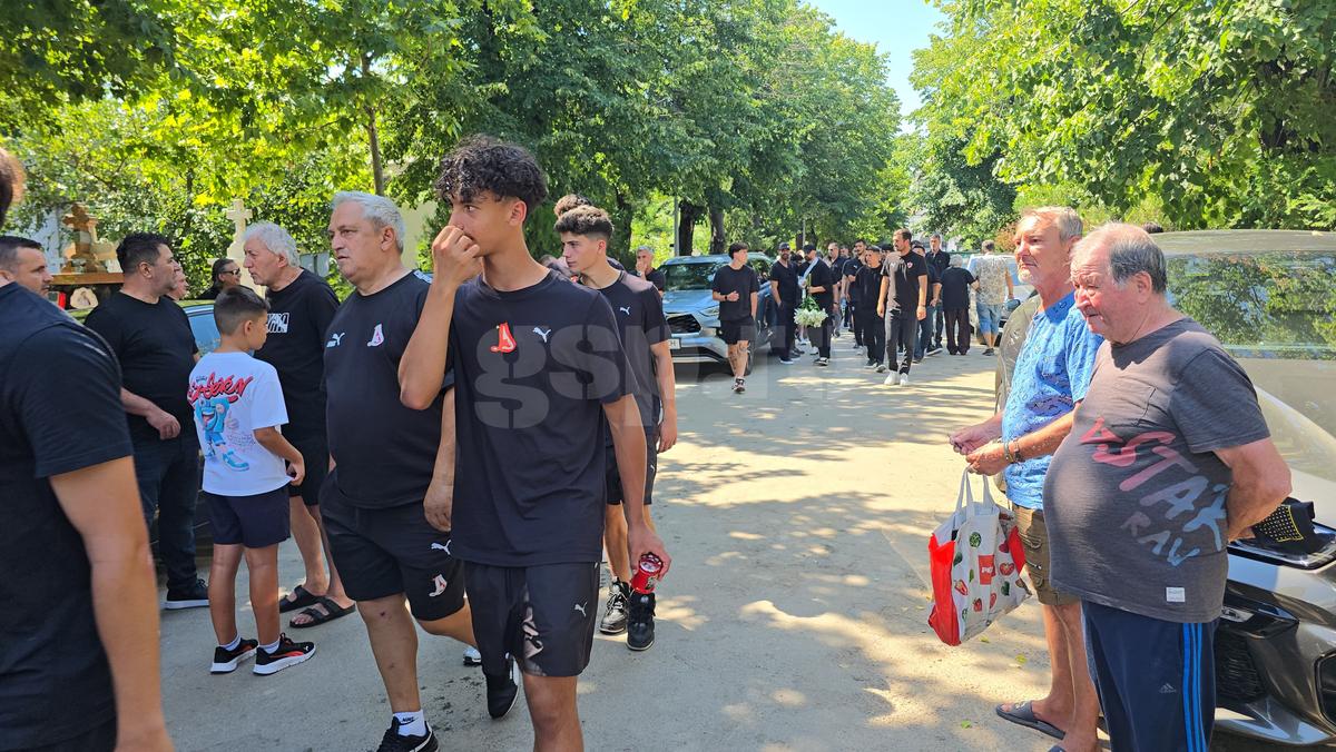 Adrian Ropotan, prima apariție după accidentul cu microbuzul lui Dinamo » A venit la înmormântarea fostului maseur
