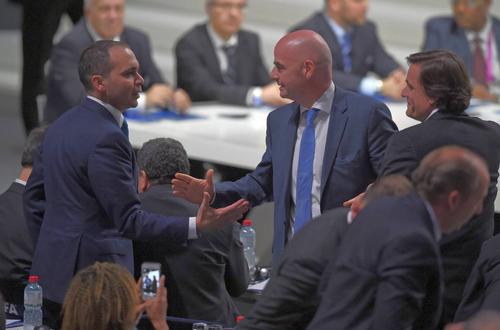 Prințul Ali bin Hussein (în stânga) și Gianni Infantino // Foto: Imago