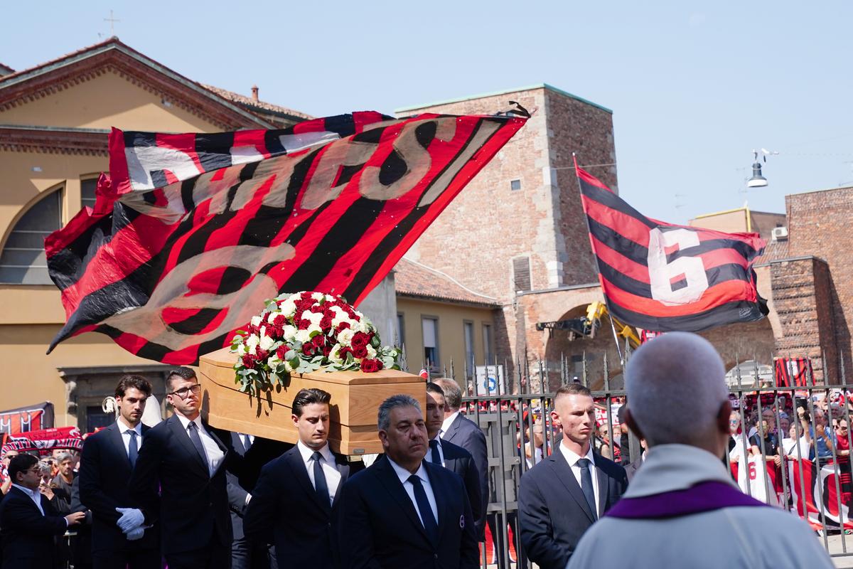 Giganții fotbalului, prezenți la înmormântarea lui Franco Baresi! Fețe nemaivăzute de microbiști de ceva vreme și-au făcut apariția