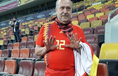 ROMÂNIA - SPANIA // FOTO EXCLUSIV Legendarul Manolo «el del Bombo», apariție de senzație pe Arena Națională: „Suntem apropiați, dar batem cu 2-1”