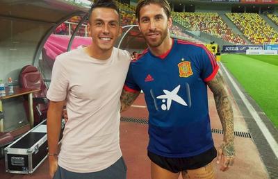 ROMÂNIA - SPANIA // Dinamovistul din lotul lui Uhrin vrăjit de „Furia Roja” » A mers la antrenamentul oficial și s-a fotografiat cu Sergio Ramos