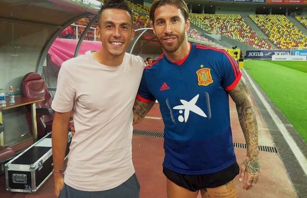 ROMÂNIA - SPANIA // Dinamovistul din lotul lui Uhrin vrăjit de „Furia Roja” » A mers la antrenamentul oficial și s-a fotografiat cu Sergio Ramos