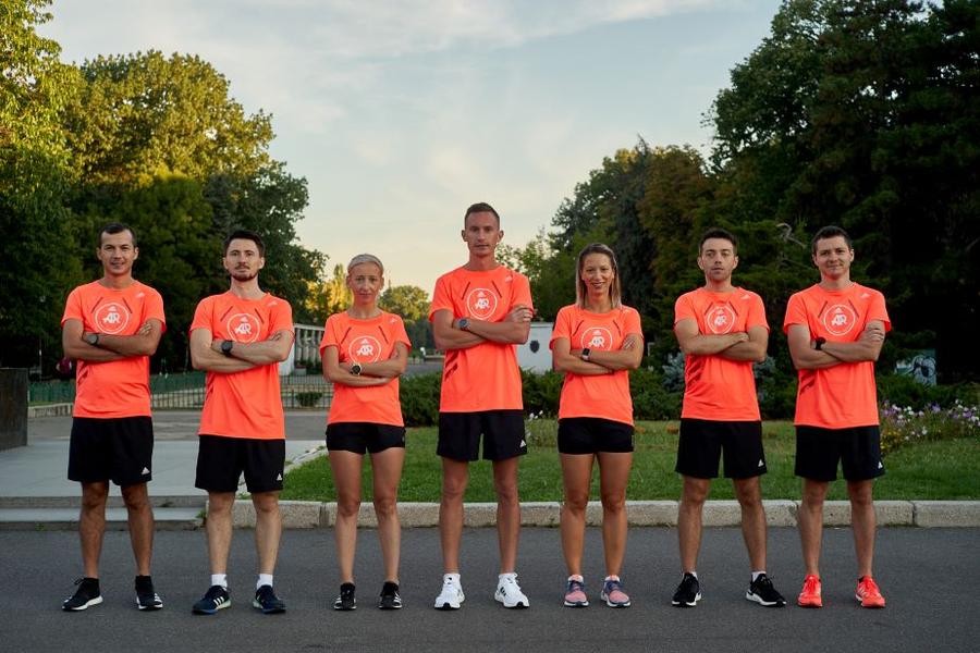 Echipa adidas Runners Bucharest, în centrul imaginii fiind Alexandru Corneschi Din deșert pe asfalt » O cursă de 550km în ștafetă, la care participă și o echipă românească