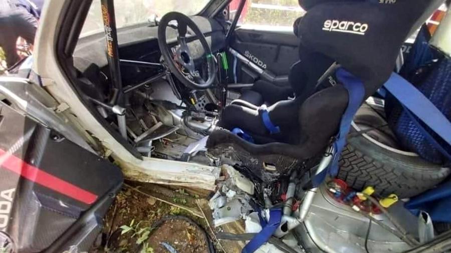 Mașina celor doi piloți, după accident Tragedie la Raliul Iașiului! Pilotul Adrian Răspopa a decedat după un accident groaznic