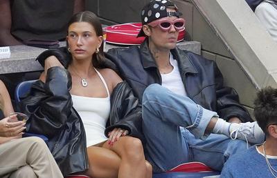 Apariția bizară a celebrului cuplu la US Open! El nu și-a dat jos ochelarii de soare roz, iar ea a îmbrăcat o rochie mini