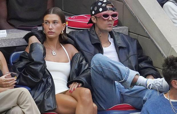 Apariția bizară a celebrului cuplu la US Open! El nu și-a dat jos ochelarii de soare roz, iar ea a îmbrăcat o rochie mini