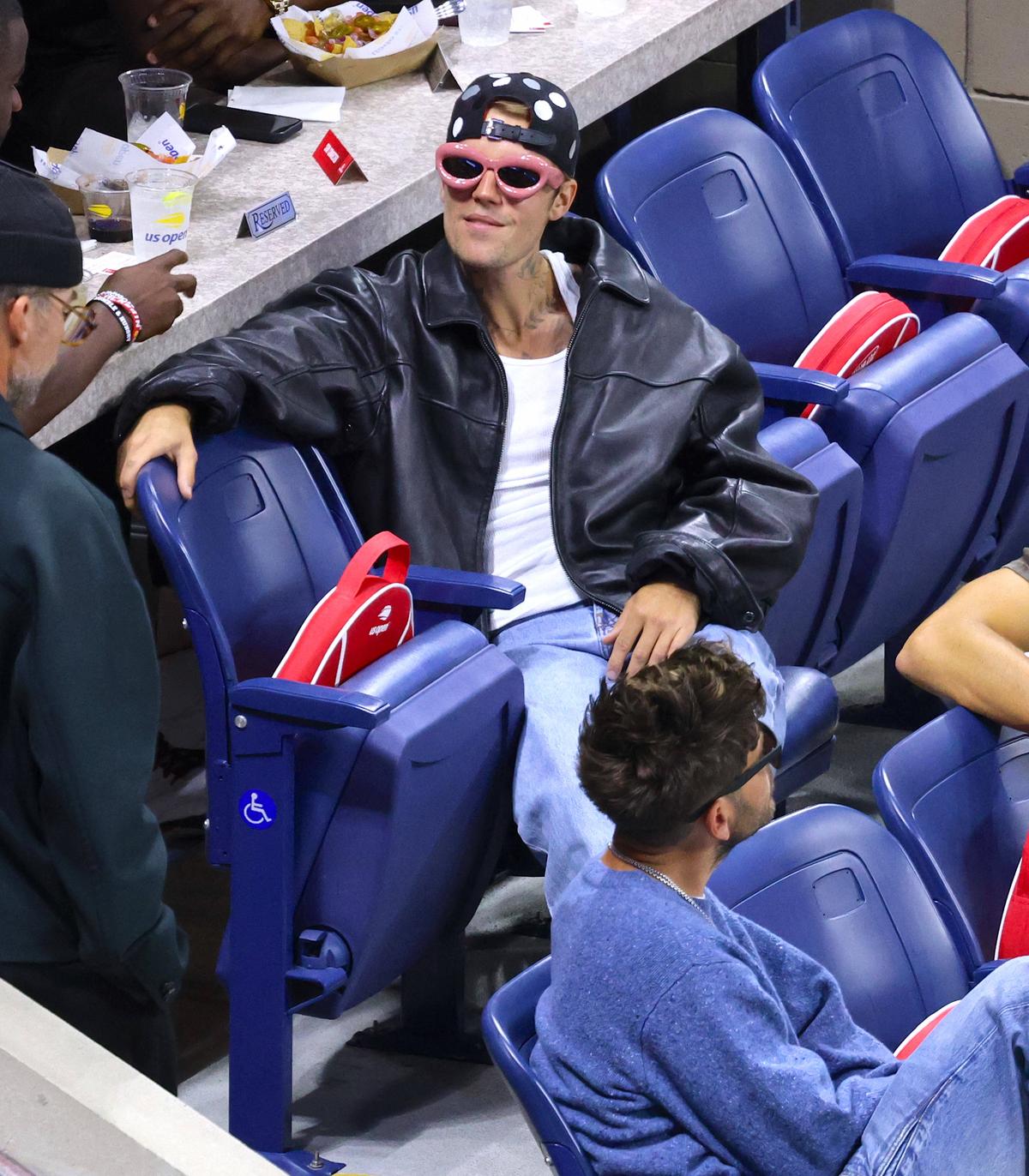 Apariția bizară a celebrului cuplu la US Open! El nu și-a dat jos ochelarii de soare roz, iar ea a îmbrăcat o rochie mini
