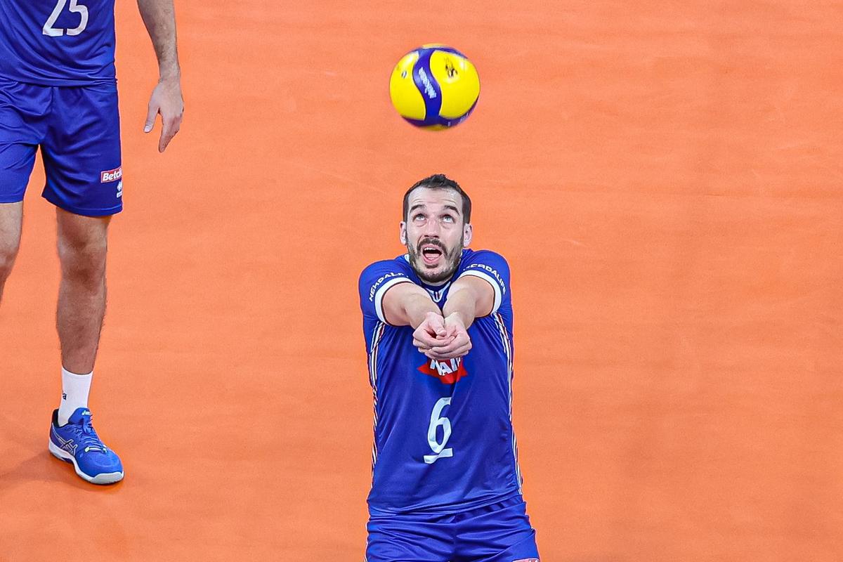 România a învins Franța, deținătoarea titlului olimpic, la Campionatul European de volei masculin și este în optimile de finală