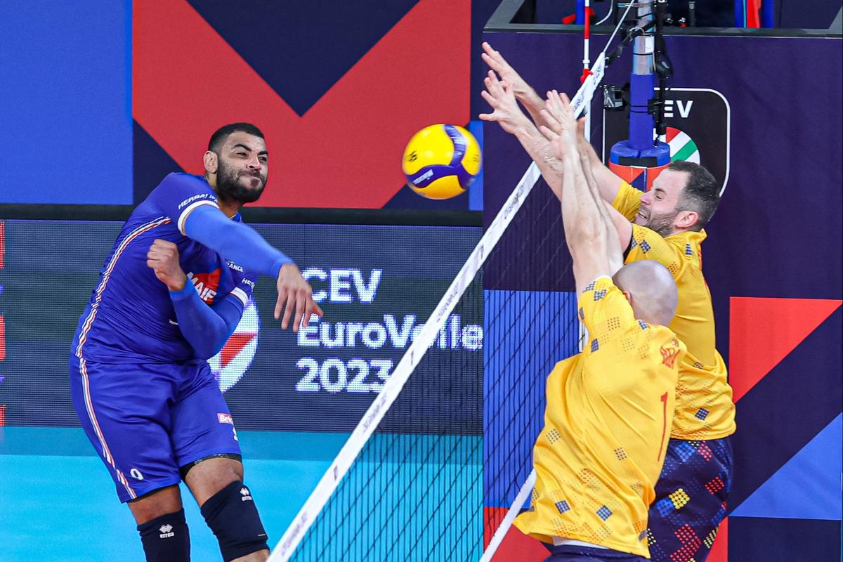 România a învins Franța, deținătoarea titlului olimpic, la Campionatul European de volei masculin și este în optimile de finală