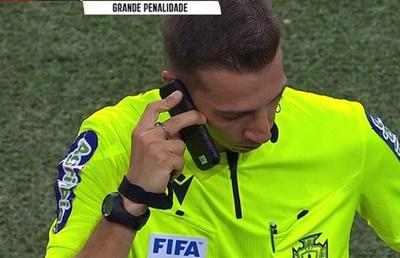 „Alo, a fost penalty?” » Fază rar întâlnită, la meciul lui Porto: „centralul” a vorbit la telefon pe gazon