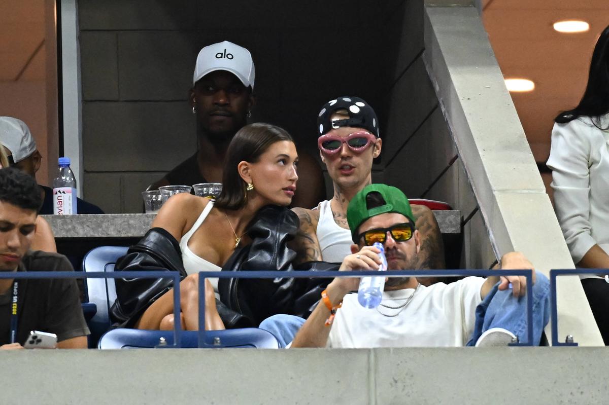 Apariția bizară a celebrului cuplu la US Open! El nu și-a dat jos ochelarii de soare roz, iar ea a îmbrăcat o rochie mini